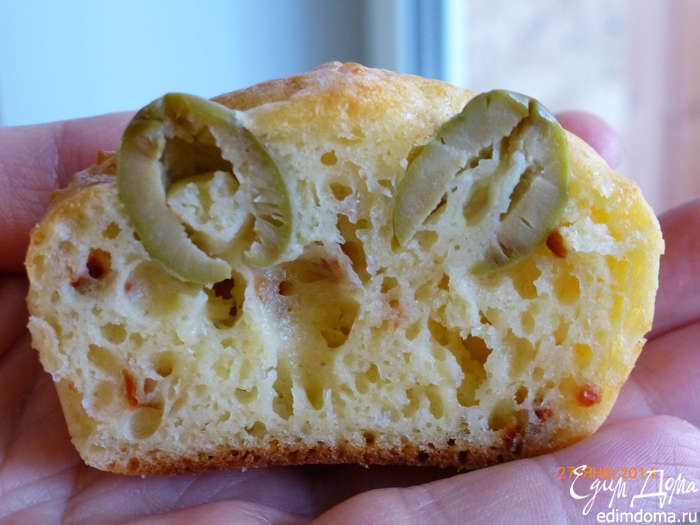 Сырные маффины с паприкой и оливками