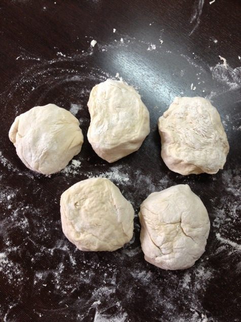 Слоеный пирог-рулет с вишней и корицей на сковороде