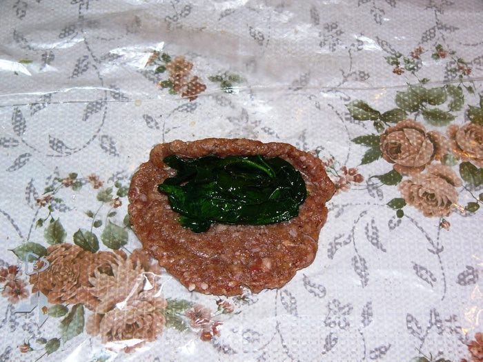 Котлеты с начинкой из шпината под томатным соусом