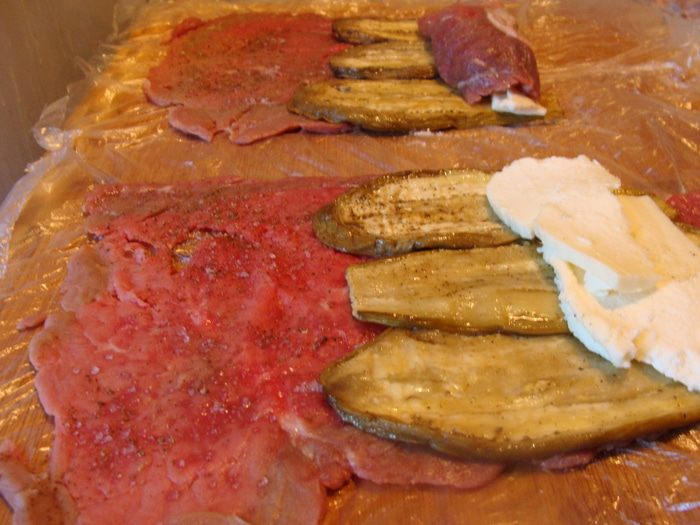 Мясные рулеты с баклажаном и адыгейским сыром