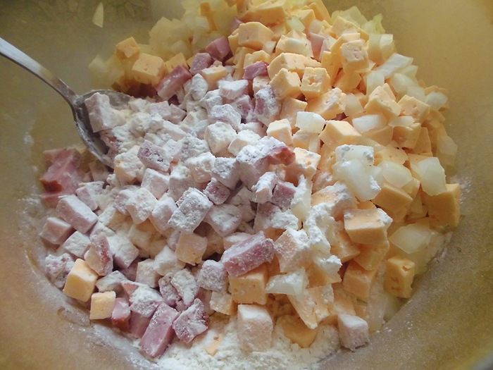 Пирог с ветчиной, сыром и зеленым луком