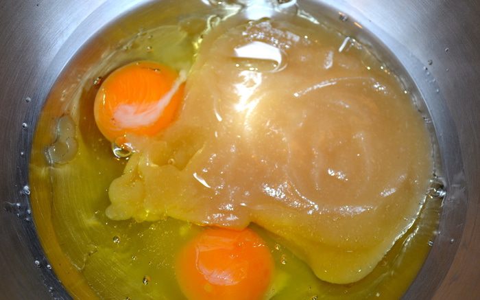 Влажный яблочный пирог с орехами