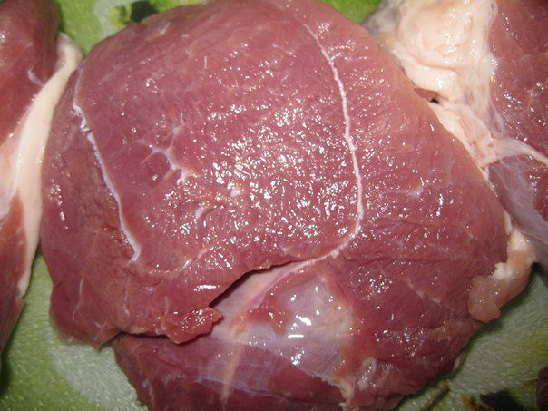 Окрошка на кефире с овощами, перепелиными яйцами и мясом
