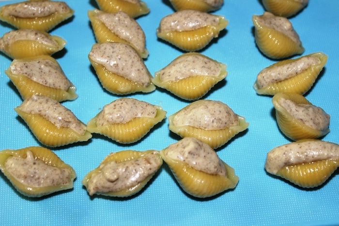 Фаршированные Конкилье Ригате под миндальными лепестками