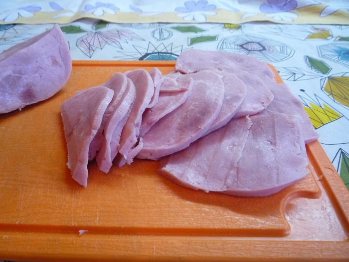 Булочки-улитки с ветчиной, сыром и укропом