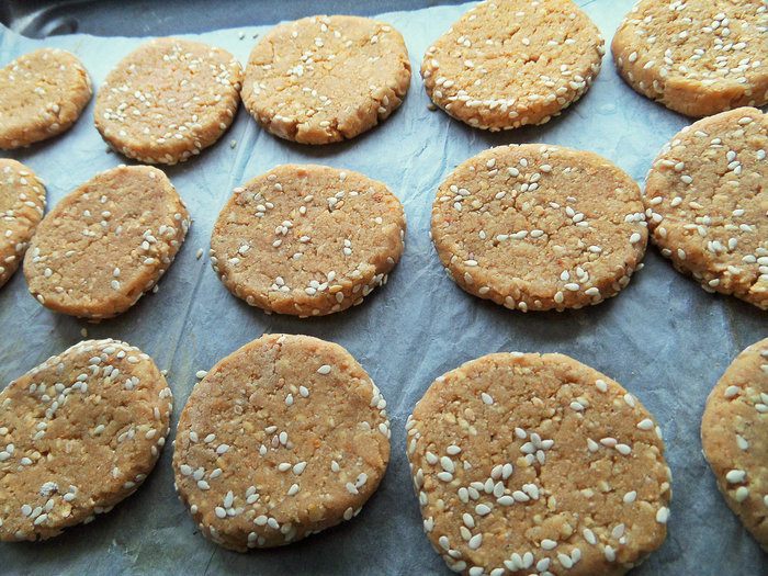 Кунжутное печенье на жареной муке