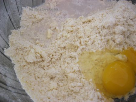 Рулет с орехами и изюмом