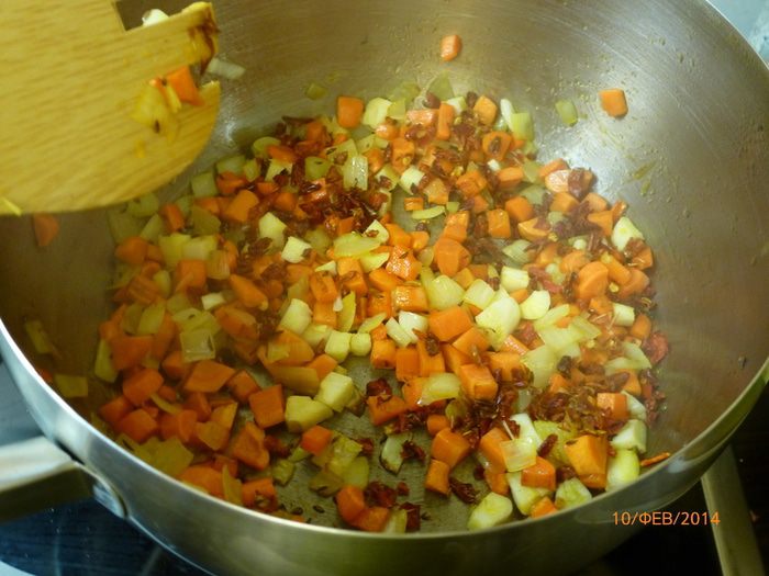 Суп из фасоли и чоризо в деревенском стиле