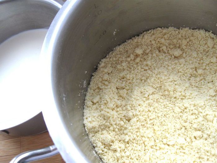 Кольцевой пирог с айвой, сухофруктами и орехами