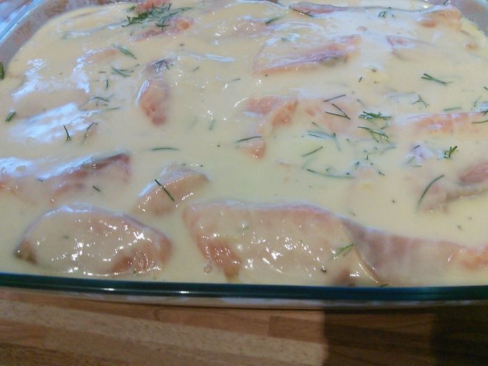 Запеканка из лосося с кабачком и пореем