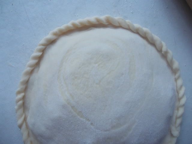 Мини-пироги с квашеной капустой и грибами