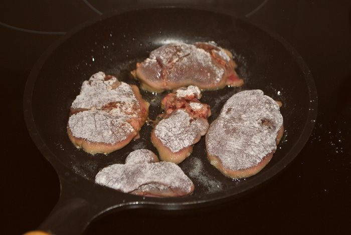 Салат из редиса и огурцов с куриной печенью