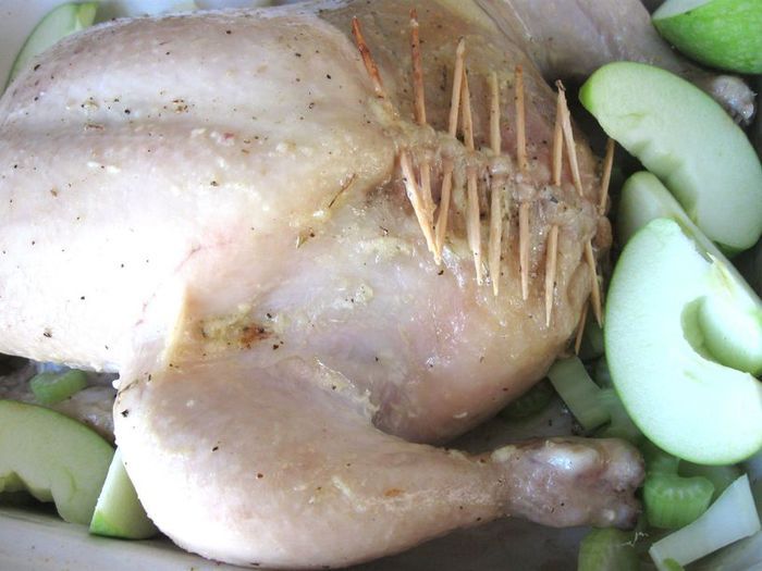 Курица, фаршированная орехами, черносливом и яблоком