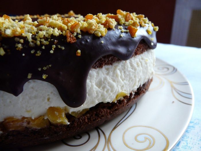 Шоколадный торт с манго и сливочным муссом