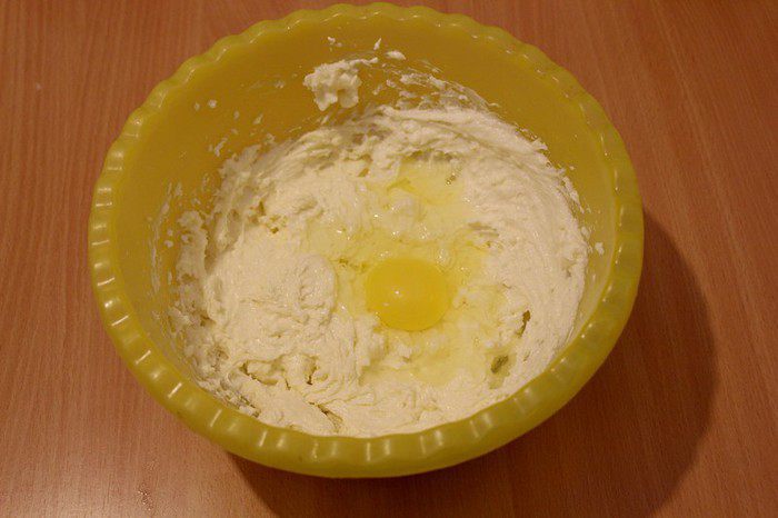 Брауни с чизкейком, взбитыми сливками и ягодой