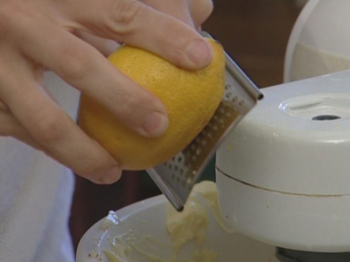 Кулич с миндалем и изюмом