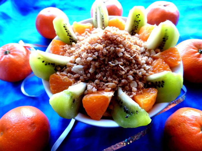 Фруктовый салат с овсяной крошкой и сгущенкой