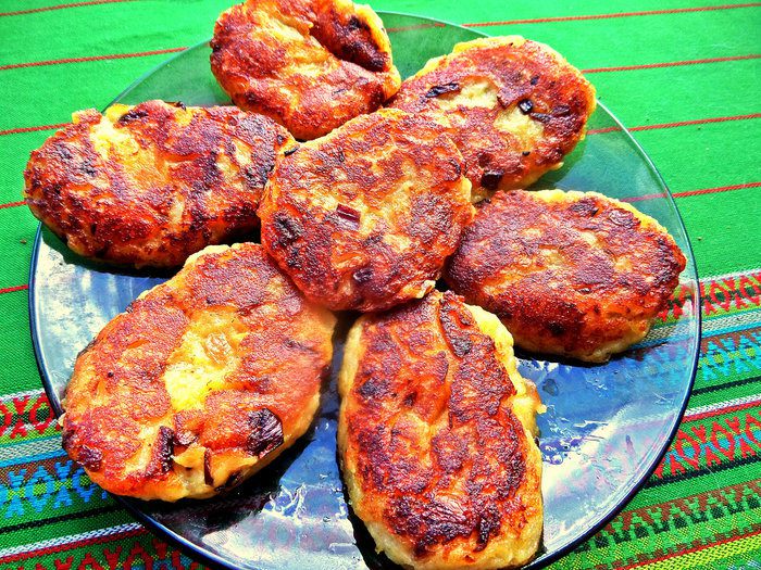 Картофельные оладьи с колбасками
