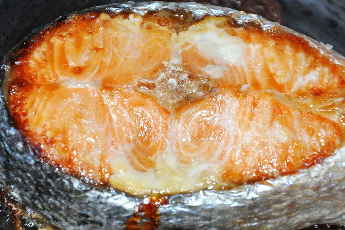 Салат с семгой, красной икрой и зеленым горошком