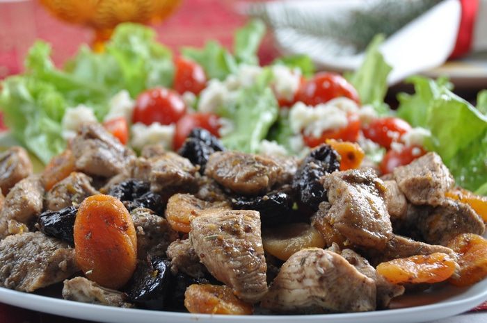 Куриное филе с сухофруктами и розмарином