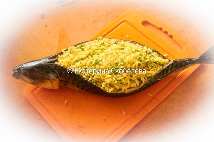 Скумбрия, фаршированная рисом