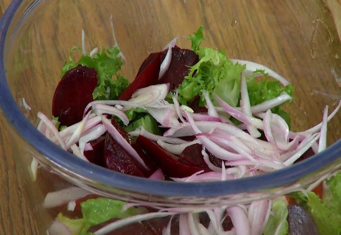 Салат со свеклой и орехами пекан