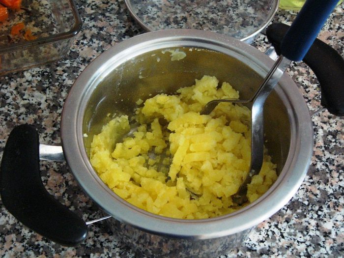 Картофельный торт-салат под йогуртовым соусом