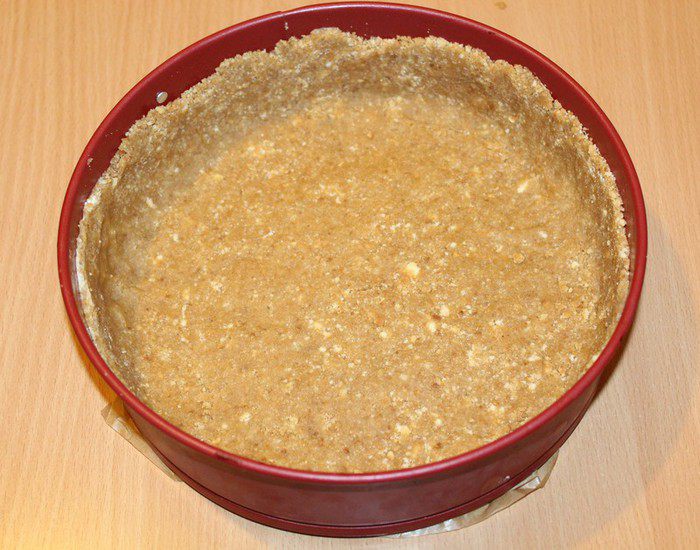 Чизкейк с маскарпоне и брусничным соусом