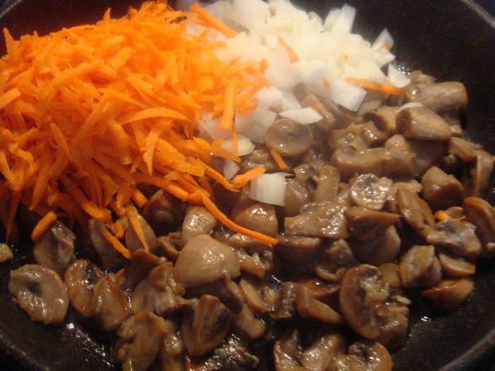 Сливочно-сырный суп с шампиньонами