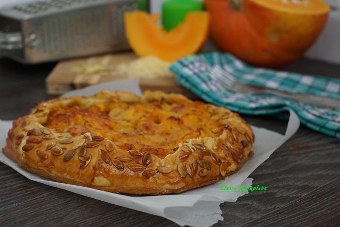 Галета с тыквой, карамелизированным луком и сыром