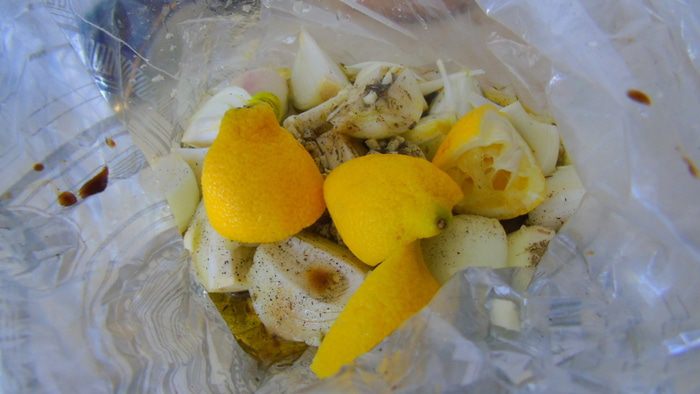 Курица с колбасками, луком и шалфеем