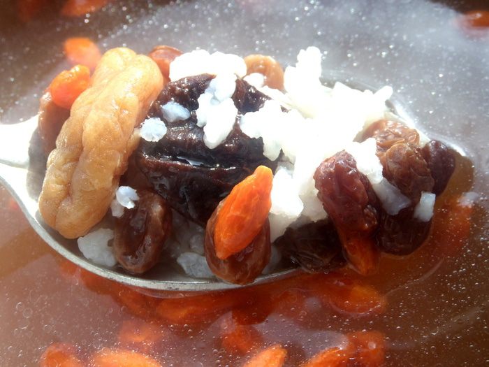 Сладкий суп с рисом, фруктами и ягодами