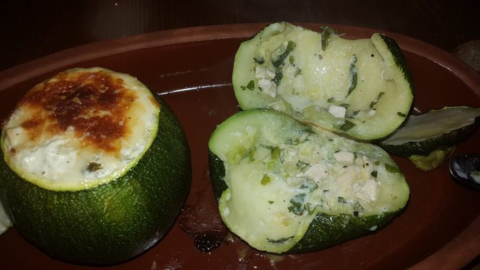 Круглые цукини, запеченные с курицей и лабне