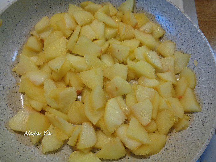 Запеченные блинчики с яблоками и сгущенкой