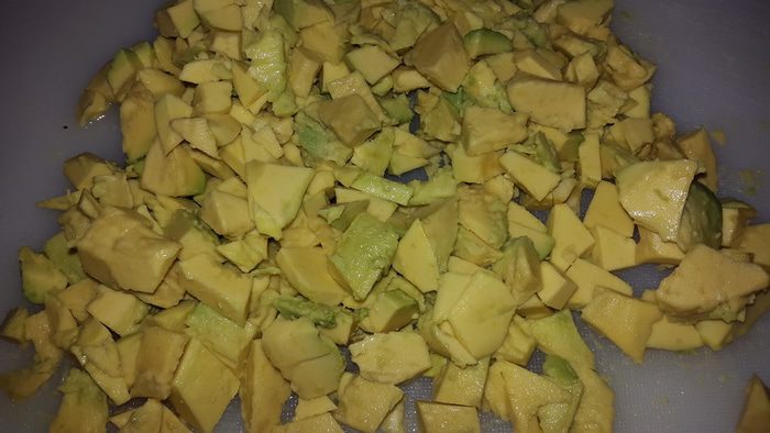 Рис с авокадо и овощами, запеченный в глиняных тарелках