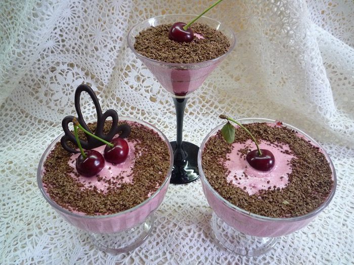 Сливочно-вишневое суфле с творогом и шоколадом