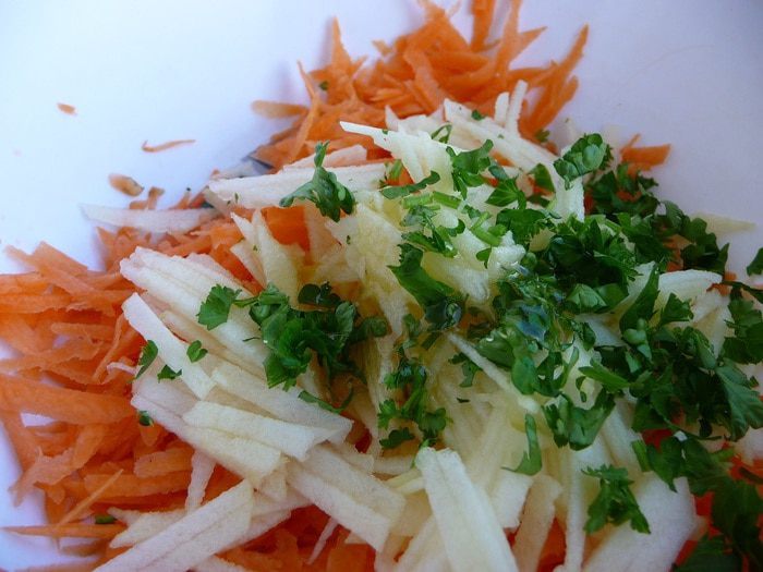 Салат из моркови и яблок с орехами