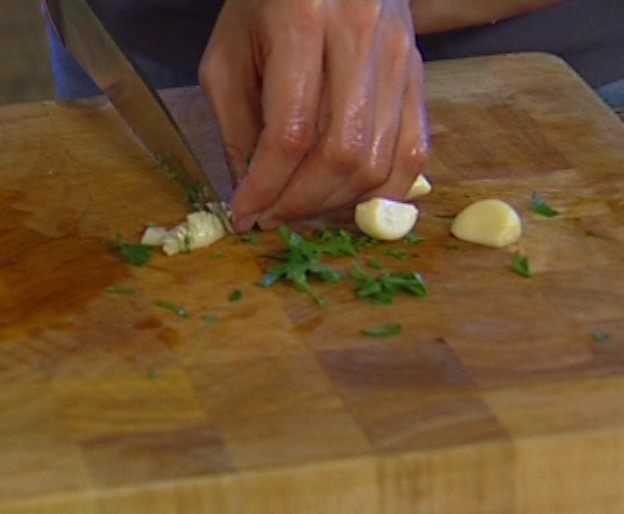 Маффины с чесноком и вялеными помидорами 