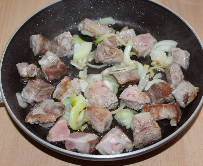 Мясо, тушенное со сливой