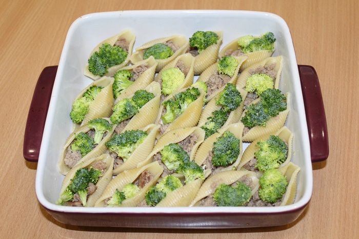 Конкильони  с фаршем и брокколи