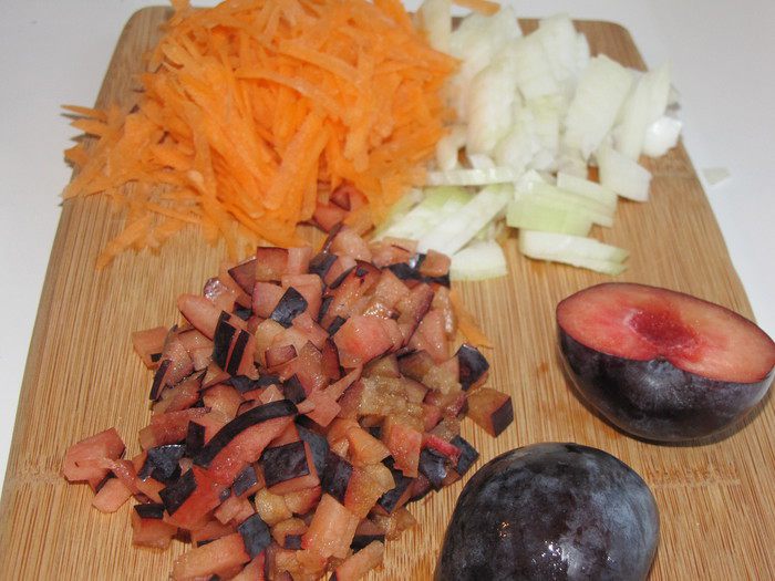 Куринные рулетики с начинкой из слив