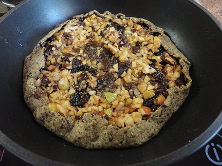 Овсяный пирог с яблоками и черносливом
