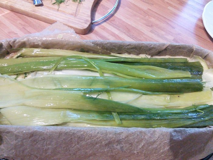 Запеканка из лосося с кабачком и пореем