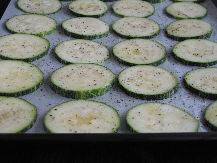 теплый салат с цукини, черри и кедровыми орешками
