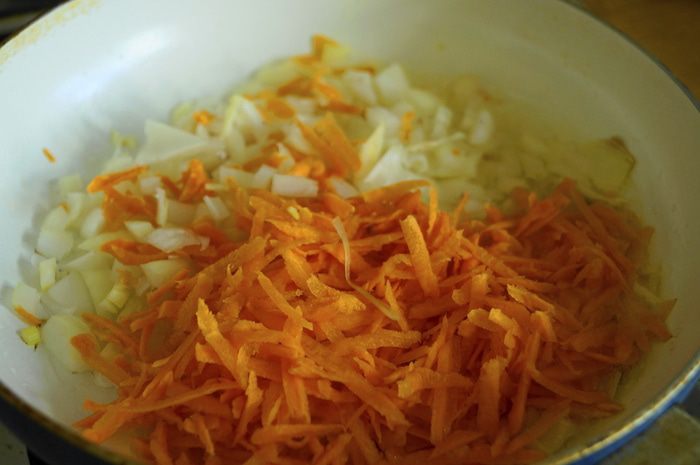 Суп с рисом и чесночными гренками