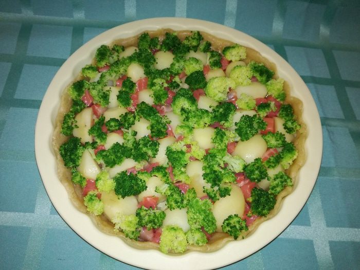 Киш с форелью, картофелем и брокколи