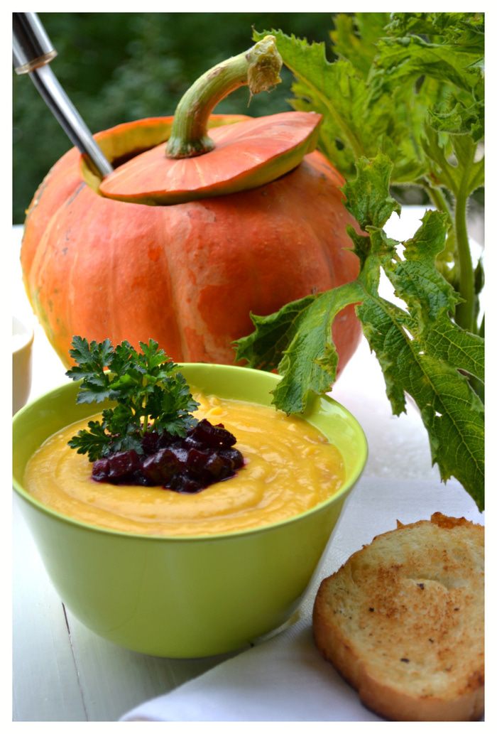 Тыквенный суп-пюре с карамелизованной свеклой и золотистым луком