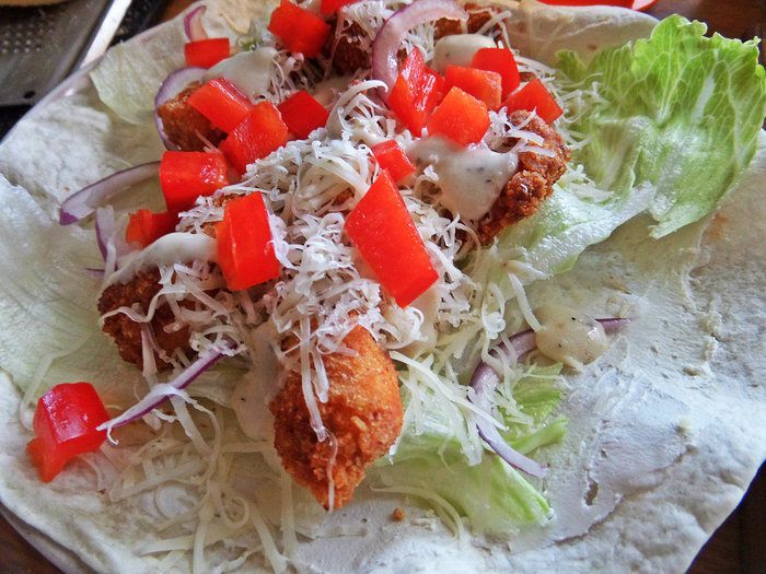 Закуска с курицей и сыром в тортилье