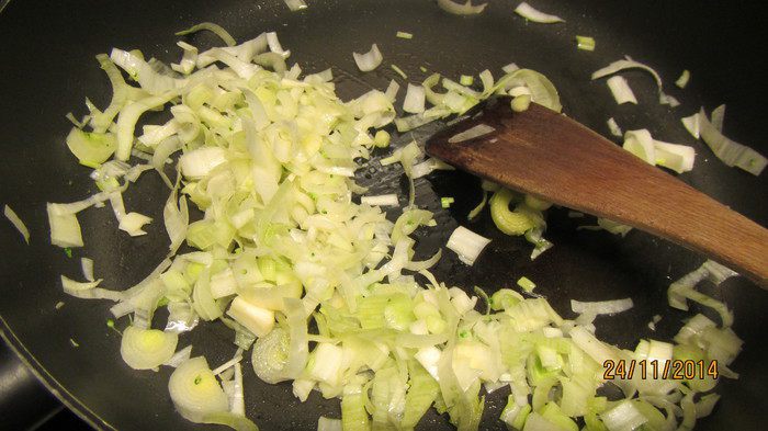 Картофельная запеканка  с брокколи и грибами