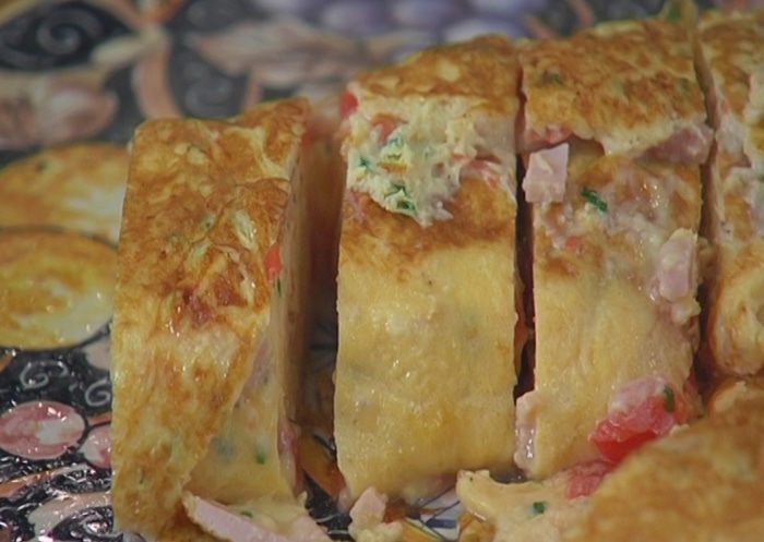Рулет из омлета с ветчиной и сыром 